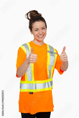 Femme dans la construction avec gilet de sécurité 
