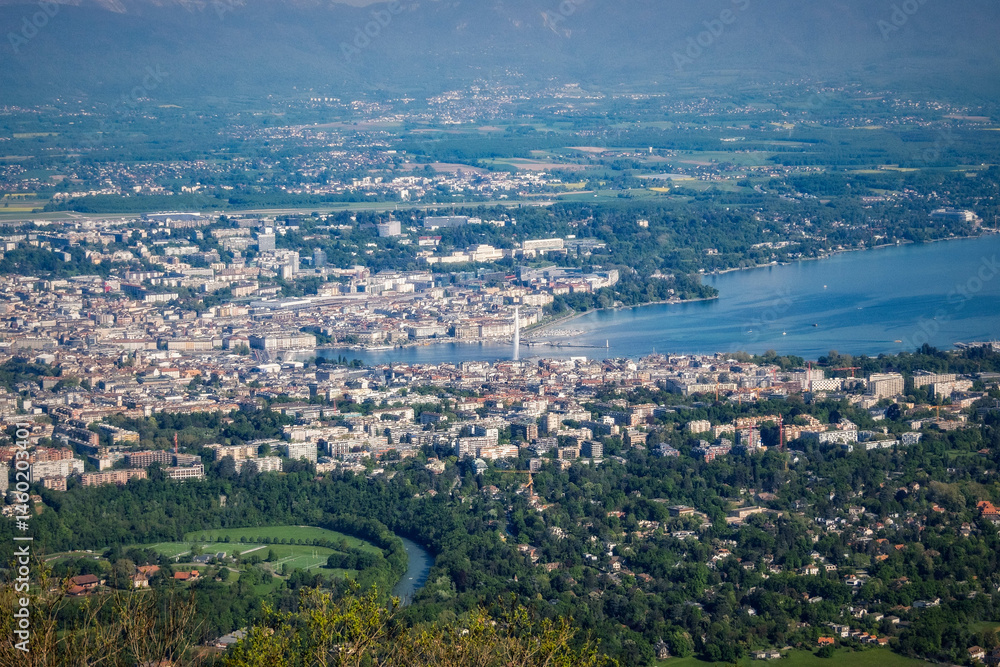 Fototapeta premium Genève, la rade et le jet d'eau depuis le Salève