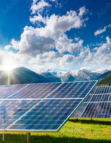 Energía renovable con paneles solares.