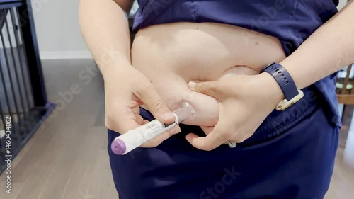 Nurse Gives Herself a GLP-1 Shot