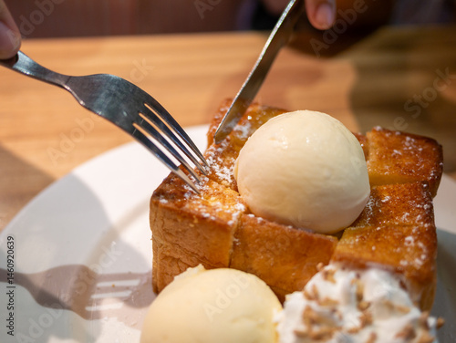 Obraz na płótnie Indulge in toast and ice cream delight cozy indoor dining delicious dessert experience close-up view w salonie