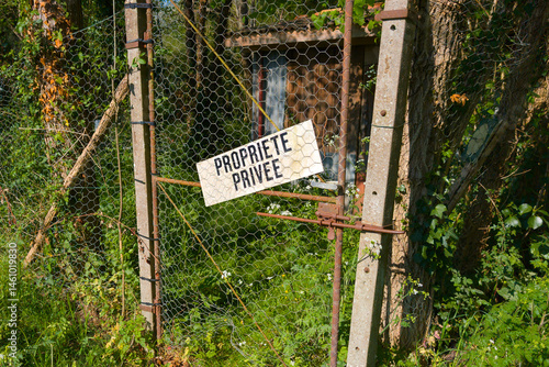Obraz na płótnie propriete privee french text means in france forbidden no access in private property sign door to enter in home garden w salonie