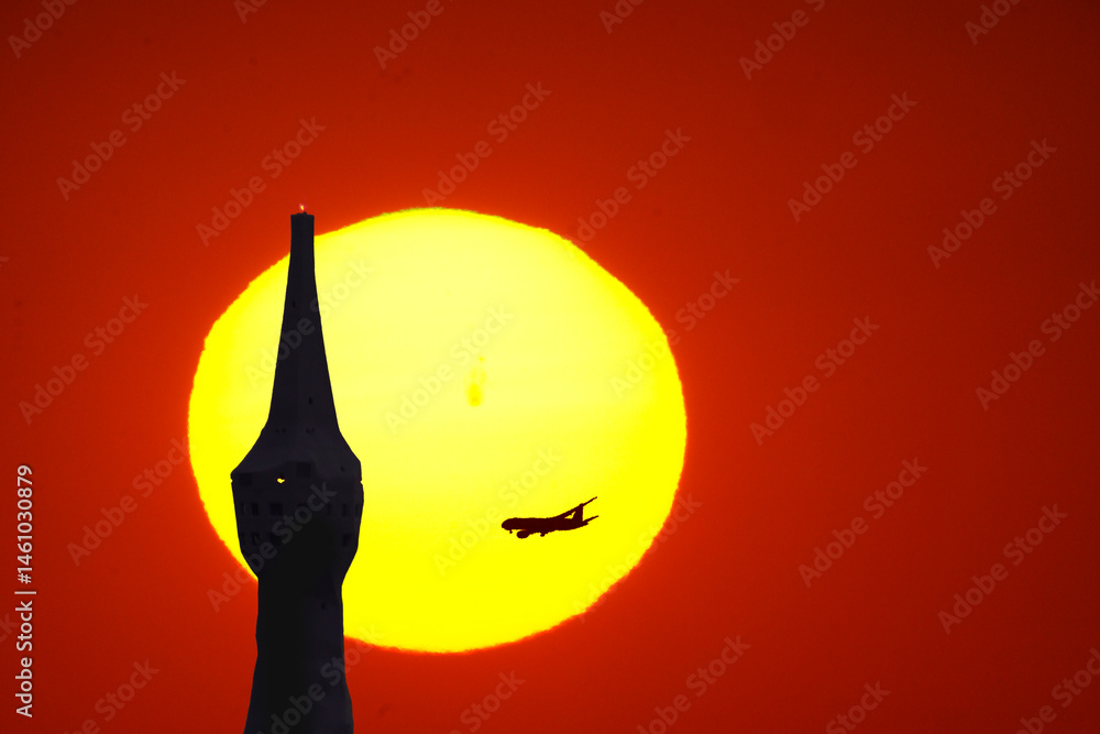 PL大平和塔のバックに沈む夕日とジェット機