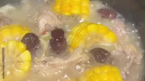 体が温まる鍋で煮込む美味しそうなコーンと豚肉の煮物