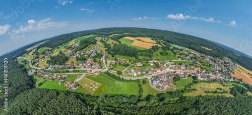 Die Gemeinde Obererlbach im Spalter Hügelland in Mittelfranken von oben