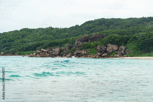 Obraz na płótnie A typical Seychelles coast features granite boulders, dense tropical vegetation w salonie