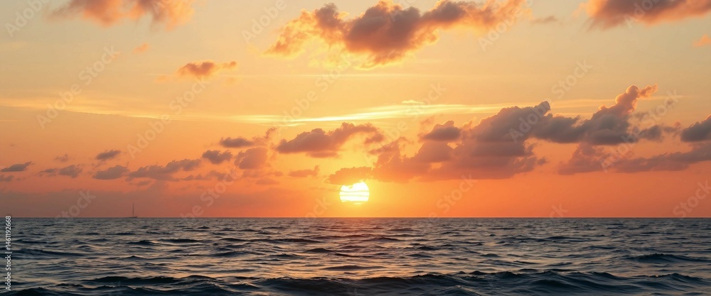 Obraz premium Romantischer Sonnenuntergang über ruhigem Meer mit farbenprächtigem Himmel und weichen Wolken, stimmungsvoll und malerisch.