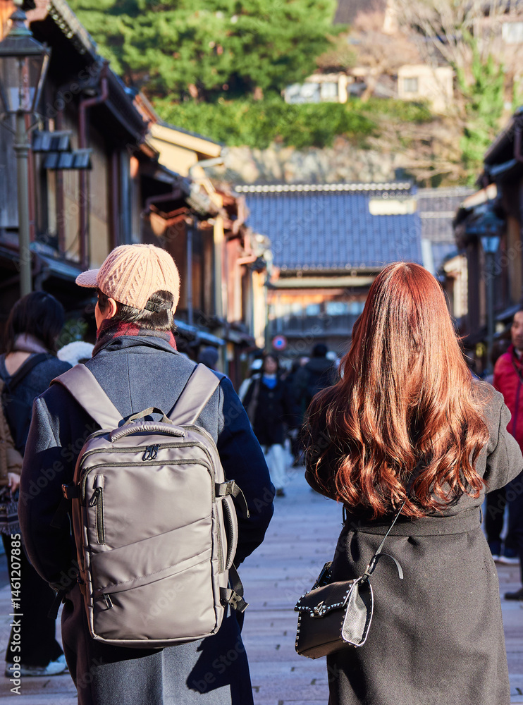 Obraz premium 金沢市の観光名所東茶屋の古い町並みと観光客の姿