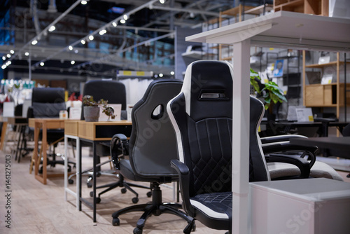 Obraz na płótnie Modern office furniture showroom featuring ergonomic chairs and desks w salonie