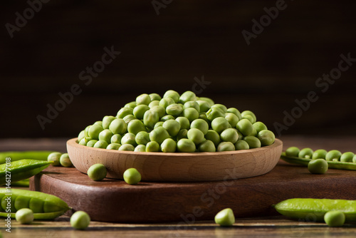 Obraz na płótnie fresh green peas on wooden table. w salonie