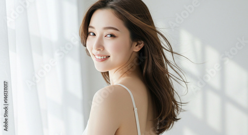 美しい髪を風になびかせる若い女性