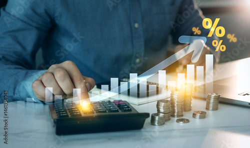 Cuadro en lienzo Man calculating income and return in percent