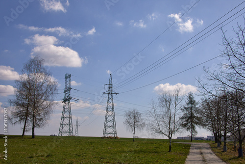 Obraz na płótnie Słupy energetyczne – linia wysokiego napięcia w salonie
