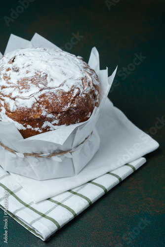 Obraz na płótnie Easter cake with powdered sugar close up on a green background w salonie
