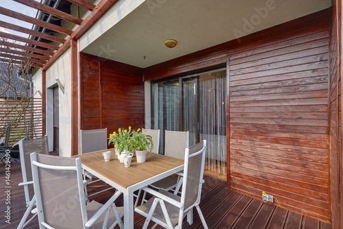 Wallpaper Mural Taras drewniany z białymi meblami ogrodowymi w domu jednorodzinnym – ogród Torontodigital.ca