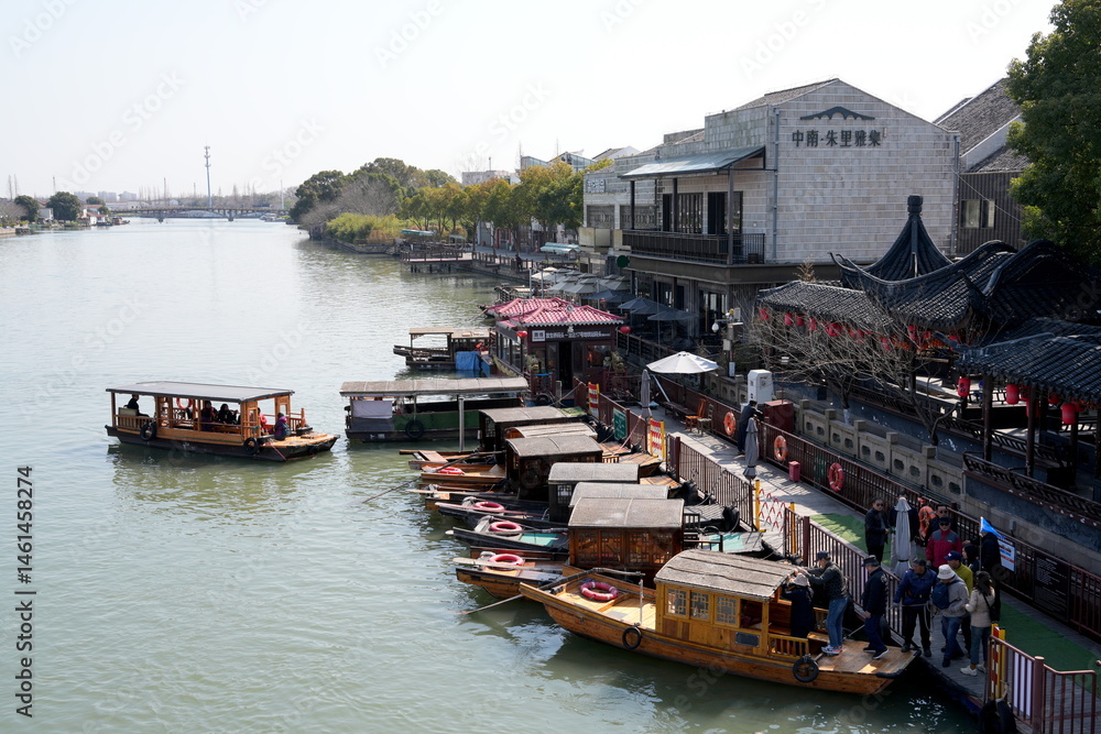 Naklejka premium Hafen am Fluss Dianpu He, Zhujiajiao, Zhujiajiao Ancient Town, Boot, Gondel, Barke, Shanghai, China, Asien, Venedig des Ostens, touristisch, historisch, Wasserstadt, Wasser