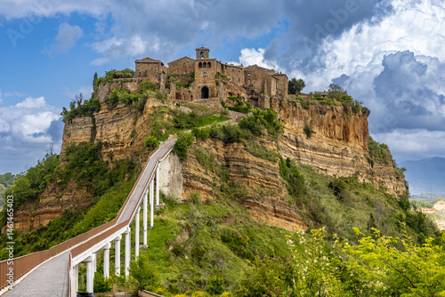Civita di Bagnoregio - Italia
Un borgo sospeso tra cielo e terra, arroccato su un fragile sperone di tufo che sfida il tempo.
