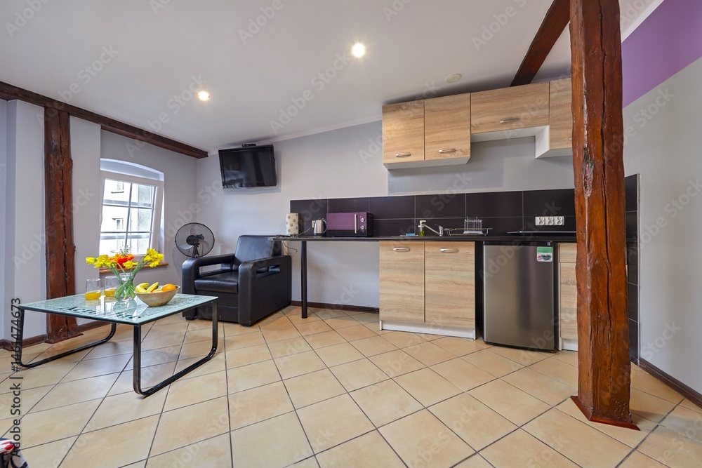 Kolorowy apartament na poddaszu z dużym łóżkiem i aneksem kuchennym