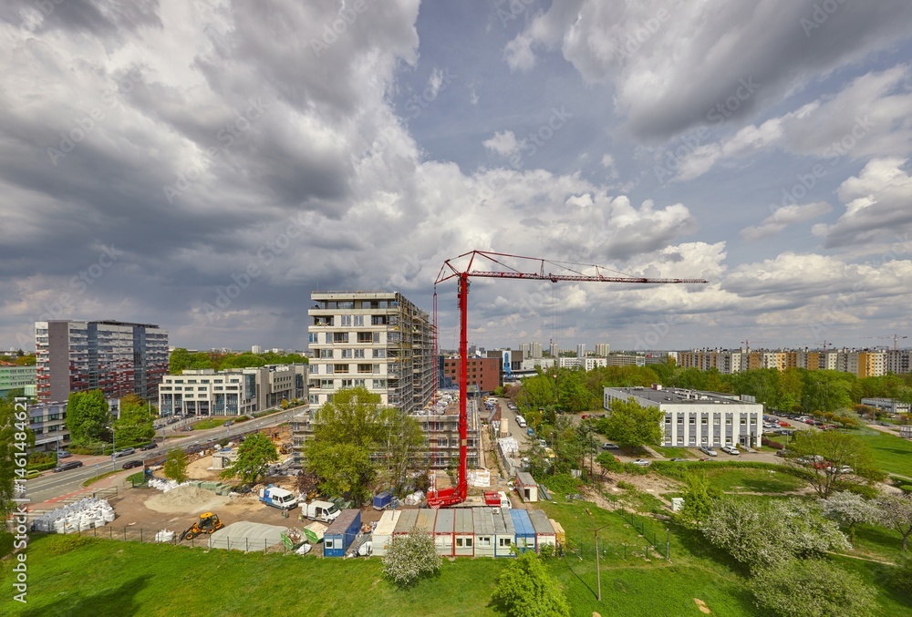 Budowa nowoczesnych apartamentowców w centrum miasta, plac budowy.