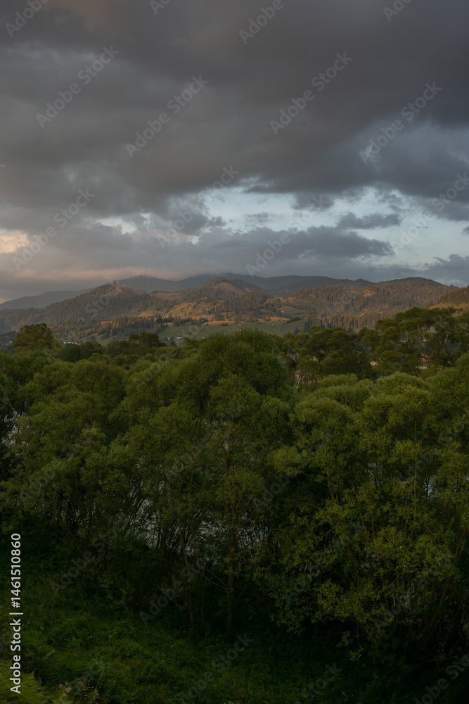 Obraz premium Dark sunset sky over mountains