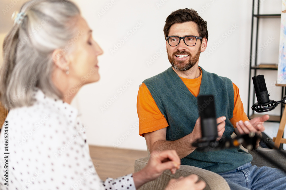 Obraz premium Content creators recording podcast in home studio