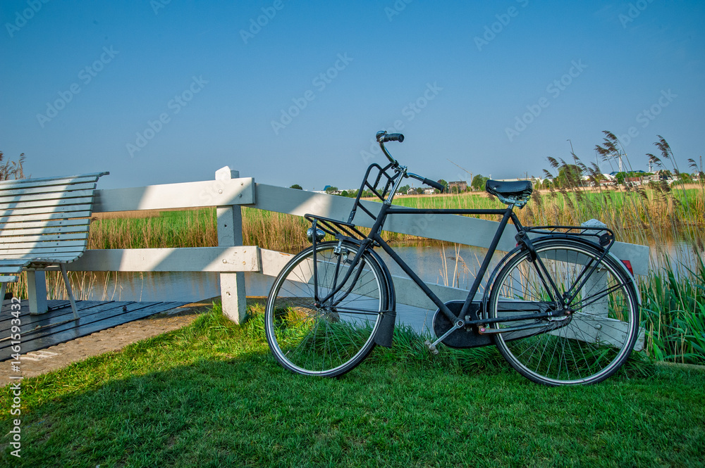 Fototapeta premium 日陰にたたずむオランダの大きめの自転車