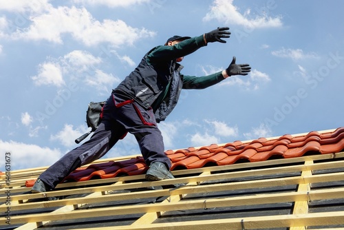 Wallpaper Mural Dachdecker bei der Eindeckung eines Ziegeldaches Torontodigital.ca