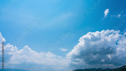 タイムラプス　夏の青空と山の風景に広がる積乱雲