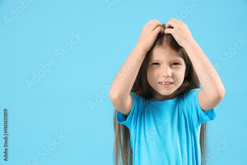 Little girl with pediculosi...