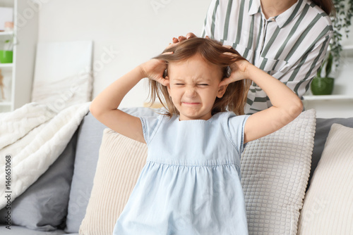 Little girl with pediculosi...