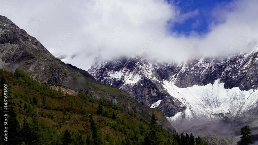 Snowy mountain tops and flowing clouds in Sichuan and Tibet Snowy mountain tops and flowing clouds in Sichuan and Tibet