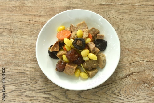 Obraz na płótnie deep fried tofu and gluten with yellow ginkgo and pickled jujube couple black mushroom in soy sauce vegetarian food on plate w salonie