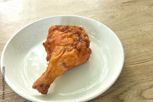 Obraz na płótnie crispy fried chicken tight and leg fermenting with herb on plate w salonie