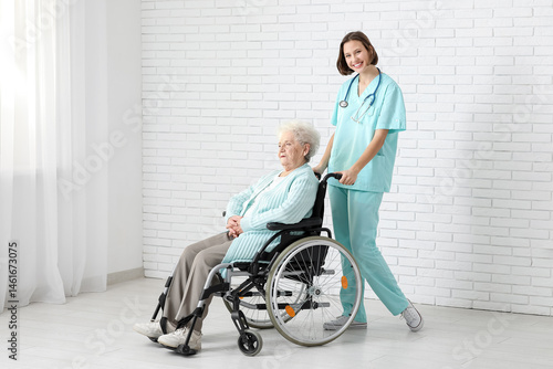 Young nurse with senior wom...
