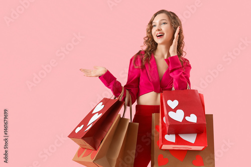Young woman with shopping b...