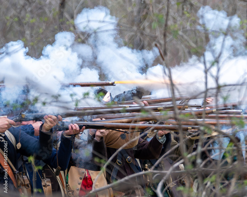 Bild auf Leinwand Revolutionary War Militia Firing Muskets