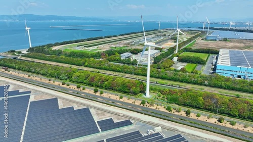風車とソーラーパネルのハイブリッド発電所の風景空撮