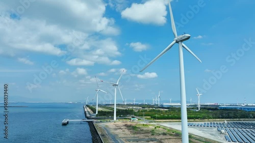 風車とソーラーパネルのハイブリッド発電所の風景空撮