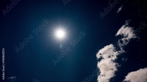 タイムラプス　青い夜空に輝く白い月と星々