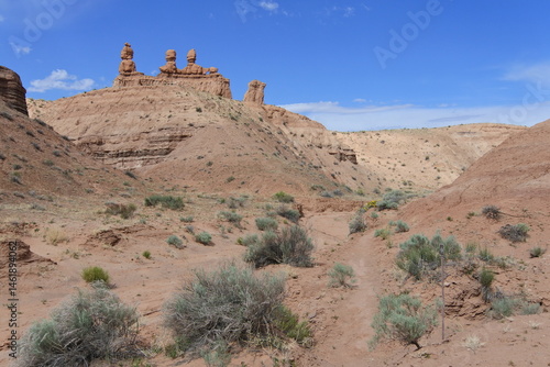 Wanderweg, Felsen und Wolken im Goblin Valley State Park