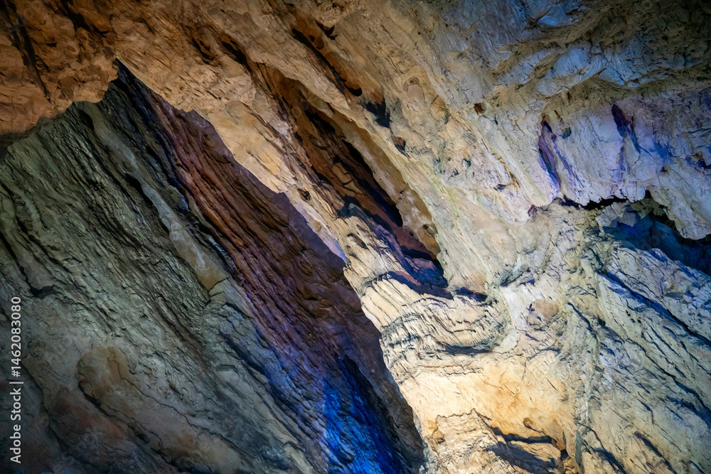 Geological structure of underground karst caves Geological structure of underground karst caves