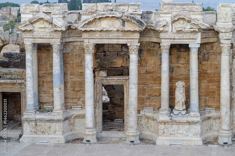 Fototapeta premium Ancient ruins of Hierapolis, Pamukkale, Turkey