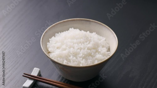 茶碗に盛った炊き立てのご飯