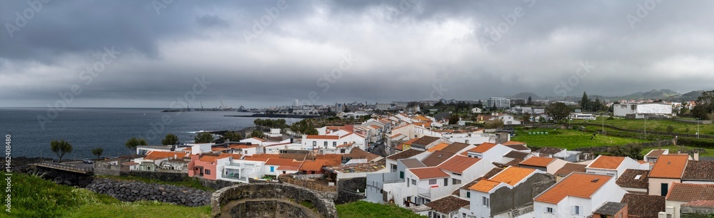 Obraz premium Panoramic view of the eastern district of Ponta Delgada in spring