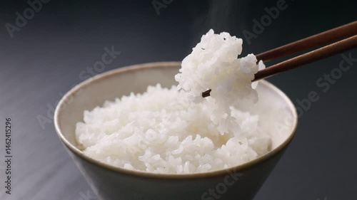 茶碗に盛った炊き立てのご飯