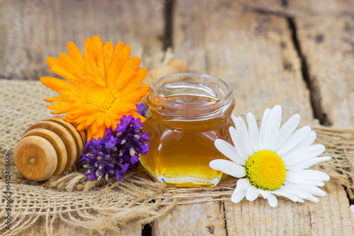 Obraz na płótnie honey and flowers on wooden background w salonie