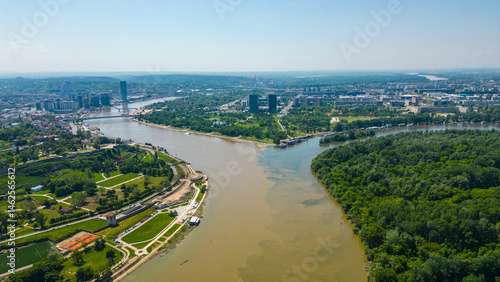 Foto Aerial view of Belgrade where the Sava and Danube rivers meet