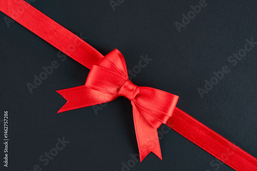 Obraz na płótnie Red ribbon and bow on black background w salonie