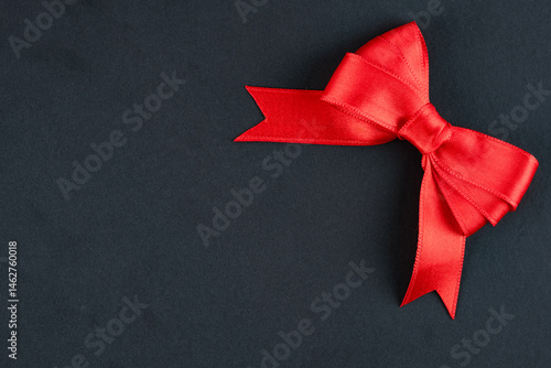 Obraz na płótnie Red ribbon and bow on black background w salonie