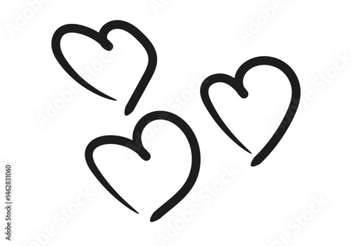 Tres corazones dibujados con trazo de pincel negro